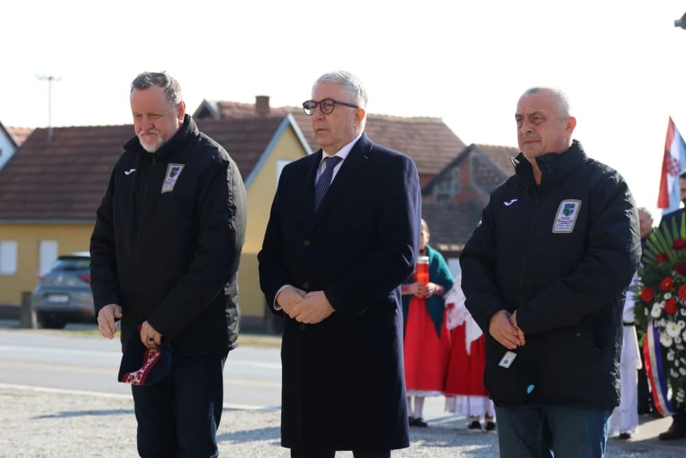 Svečanost obilježavanja Dana općine Sibinj: Položeni vijenci, zapaljene svijeće kod spomen obilježja i služeno misno slavlje