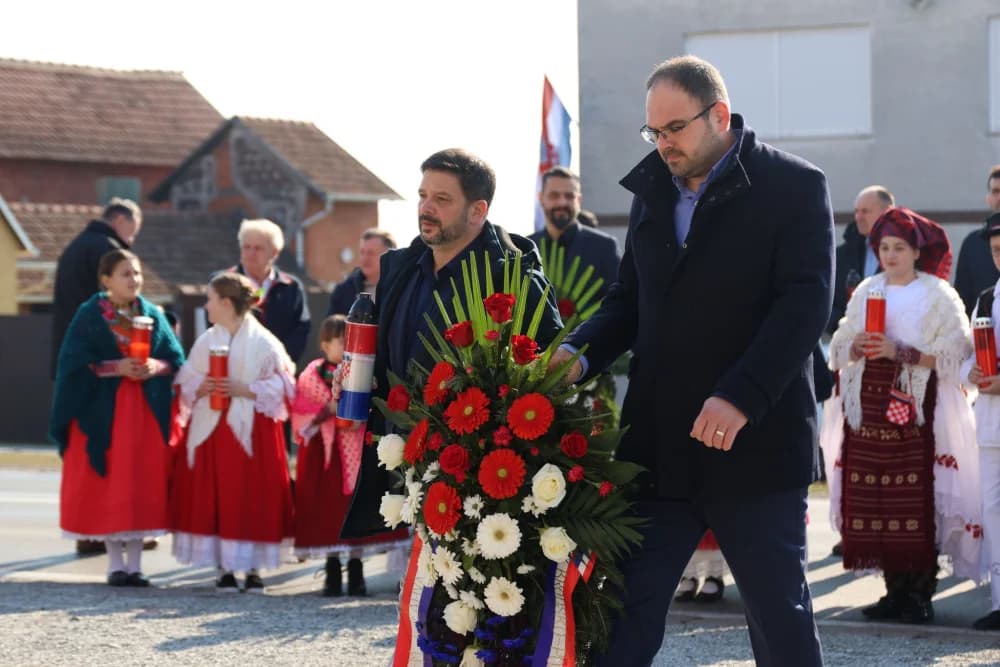 Svečanost obilježavanja Dana općine Sibinj: Položeni vijenci, zapaljene svijeće kod spomen obilježja i služeno misno slavlje