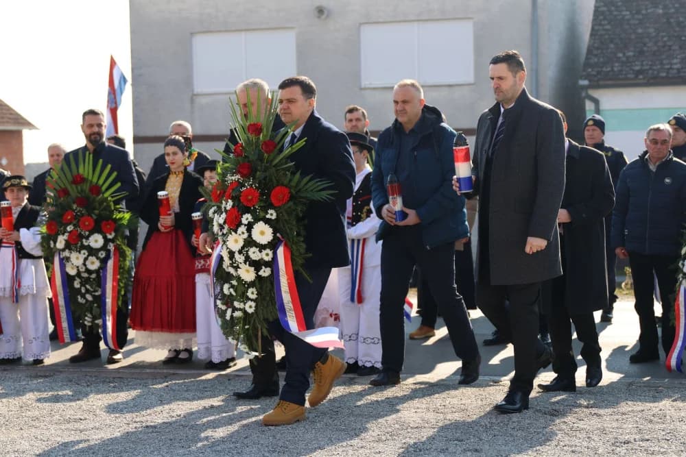 Svečanost obilježavanja Dana općine Sibinj: Položeni vijenci, zapaljene svijeće kod spomen obilježja i služeno misno slavlje