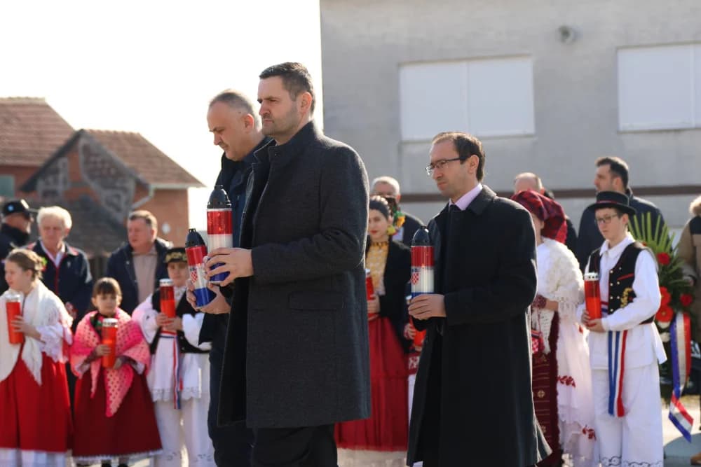 Svečanost obilježavanja Dana općine Sibinj: Položeni vijenci, zapaljene svijeće kod spomen obilježja i služeno misno slavlje