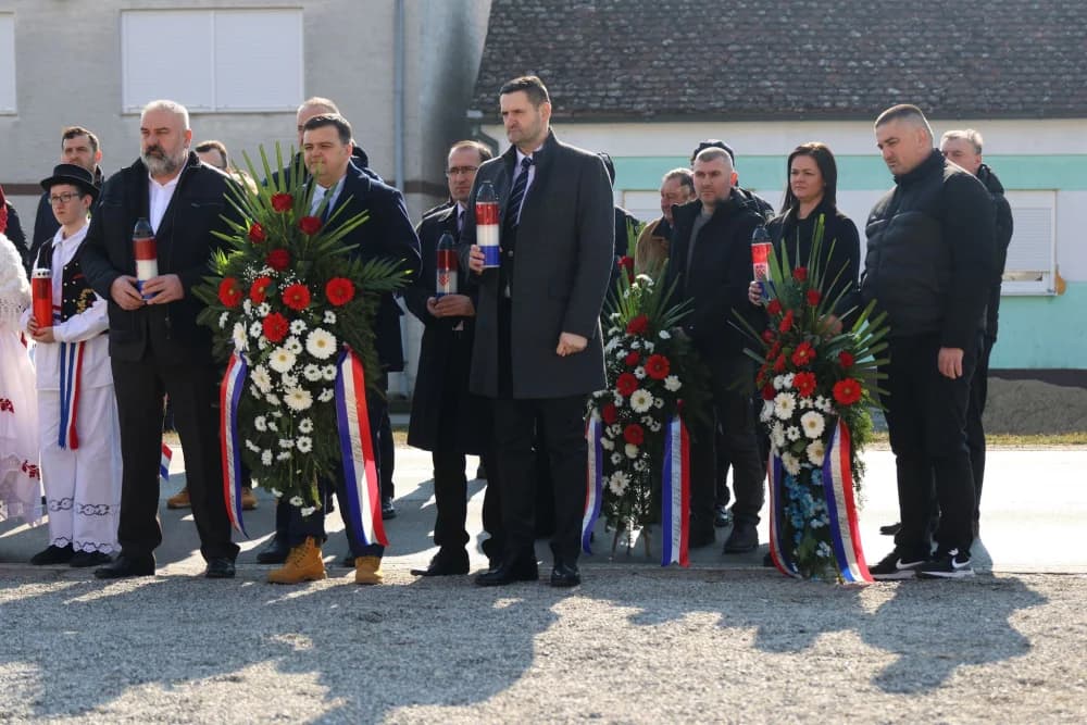 Svečanost obilježavanja Dana općine Sibinj: Položeni vijenci, zapaljene svijeće kod spomen obilježja i služeno misno slavlje