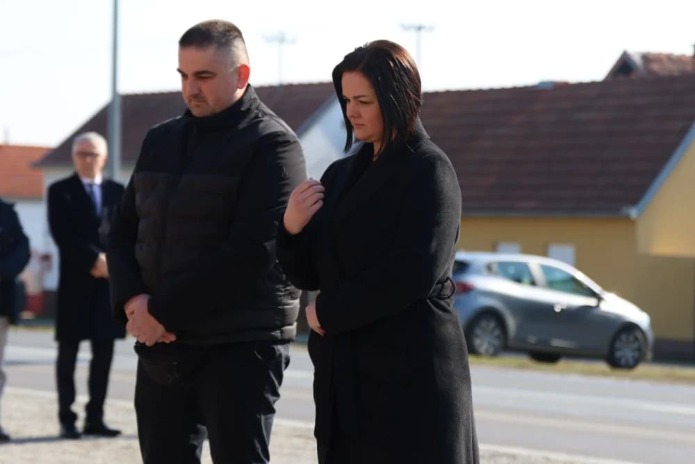 Svečanost obilježavanja Dana općine Sibinj: Položeni vijenci, zapaljene svijeće kod spomen obilježja i služeno misno slavlje