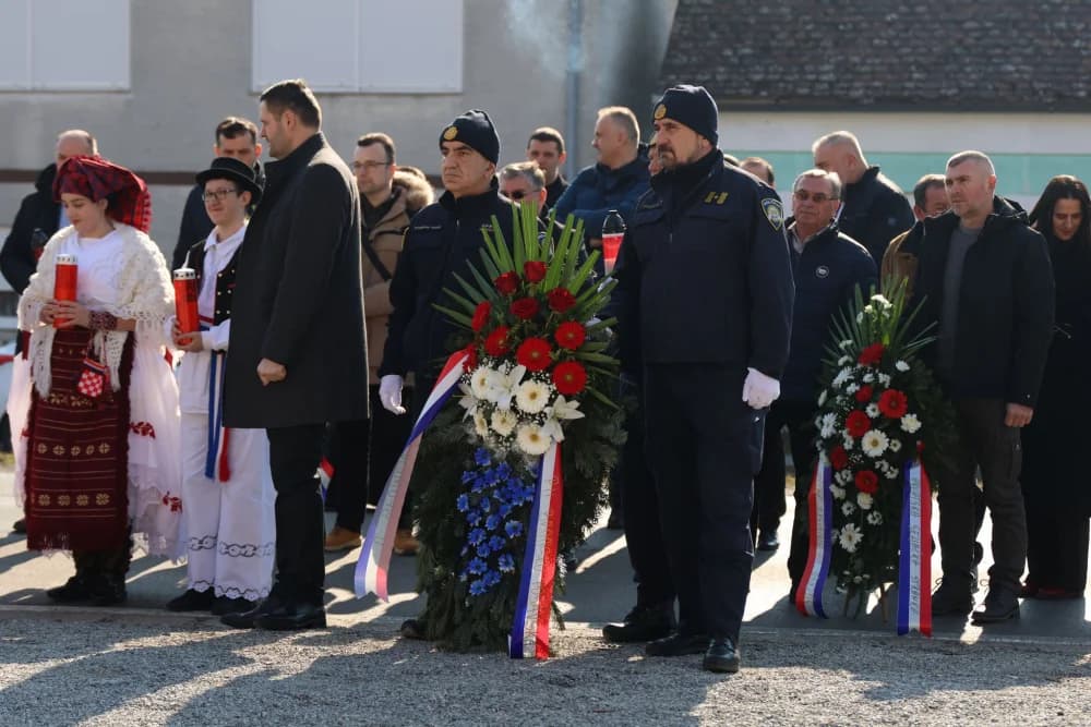 Svečanost obilježavanja Dana općine Sibinj: Položeni vijenci, zapaljene svijeće kod spomen obilježja i služeno misno slavlje