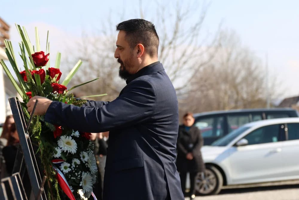 Svečanost obilježavanja Dana općine Sibinj: Položeni vijenci, zapaljene svijeće kod spomen obilježja i služeno misno slavlje