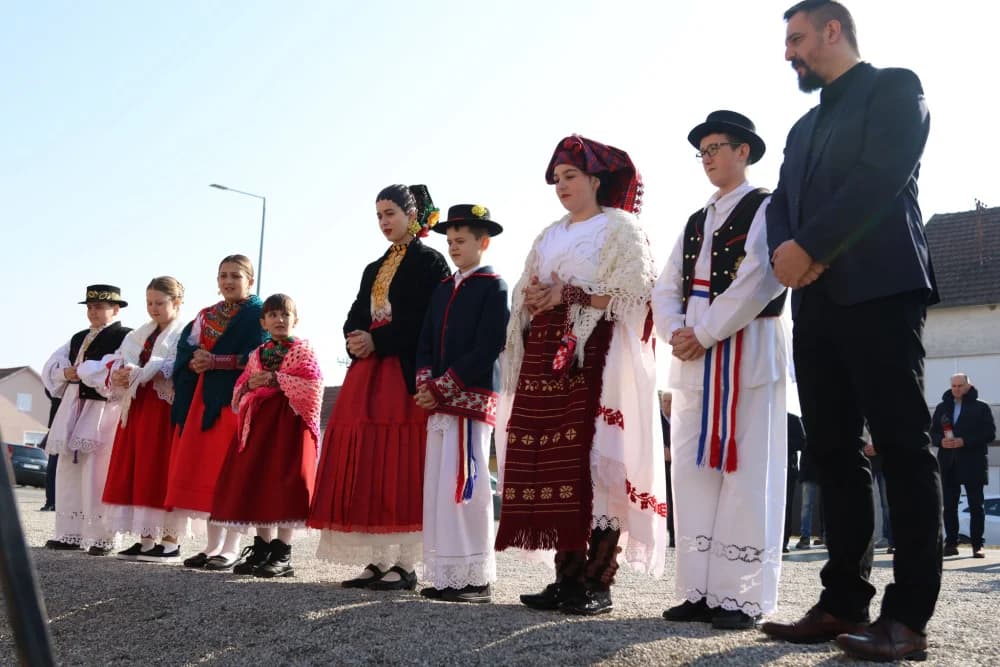 Svečanost obilježavanja Dana općine Sibinj: Položeni vijenci, zapaljene svijeće kod spomen obilježja i služeno misno slavlje