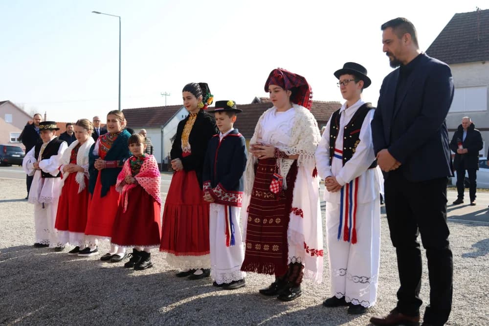 Svečanost obilježavanja Dana općine Sibinj: Položeni vijenci, zapaljene svijeće kod spomen obilježja i služeno misno slavlje
