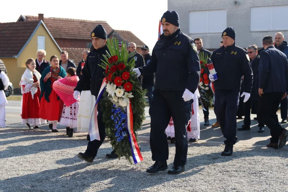 Svečanost obilježavanja Dana općine Sibinj: Položeni vijenci, zapaljene svijeće kod spomen obilježja i služeno misno slavlje