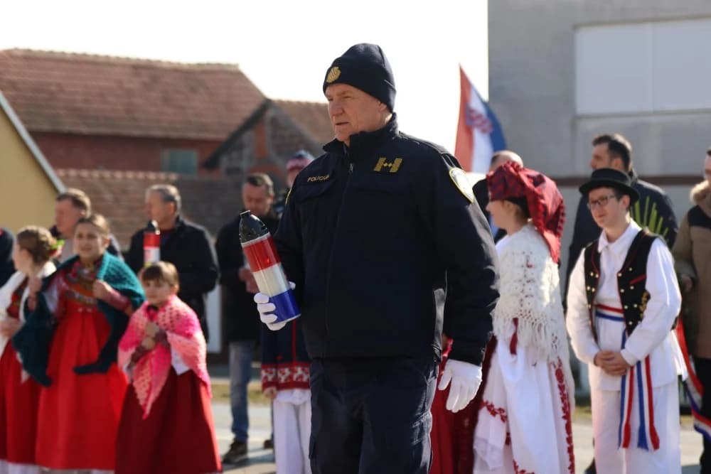 Svečanost obilježavanja Dana općine Sibinj: Položeni vijenci, zapaljene svijeće kod spomen obilježja i služeno misno slavlje