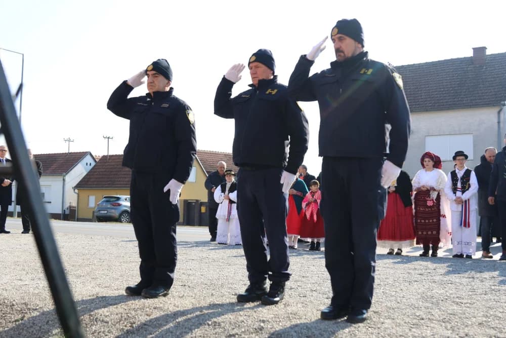Svečanost obilježavanja Dana općine Sibinj: Položeni vijenci, zapaljene svijeće kod spomen obilježja i služeno misno slavlje