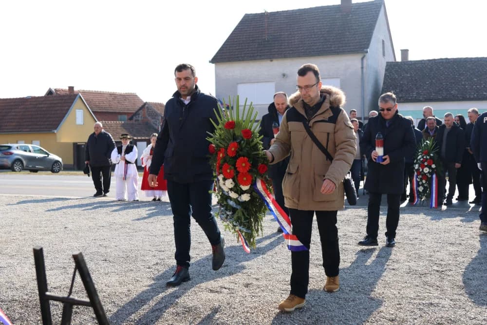 Svečanost obilježavanja Dana općine Sibinj: Položeni vijenci, zapaljene svijeće kod spomen obilježja i služeno misno slavlje