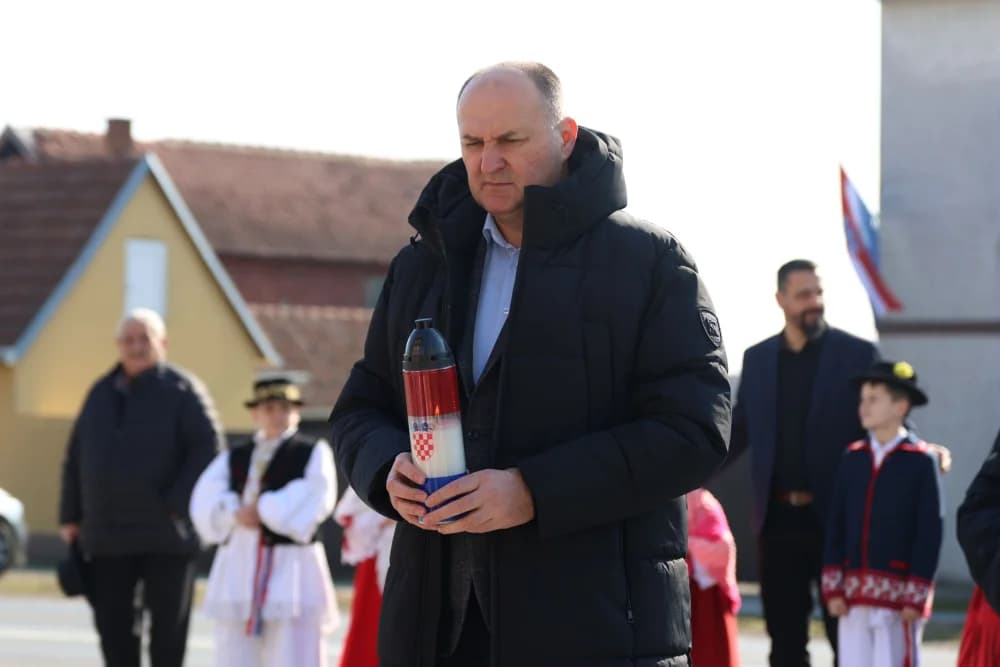 Svečanost obilježavanja Dana općine Sibinj: Položeni vijenci, zapaljene svijeće kod spomen obilježja i služeno misno slavlje