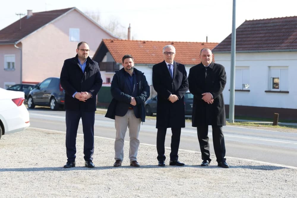 Svečanost obilježavanja Dana općine Sibinj: Položeni vijenci, zapaljene svijeće kod spomen obilježja i služeno misno slavlje