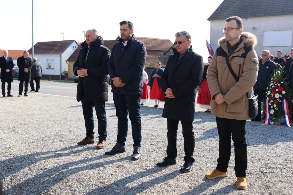 Svečanost obilježavanja Dana općine Sibinj: Položeni vijenci, zapaljene svijeće kod spomen obilježja i služeno misno slavlje
