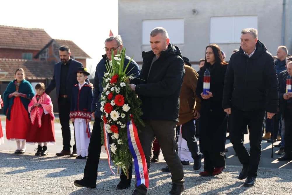 Svečanost obilježavanja Dana općine Sibinj: Položeni vijenci, zapaljene svijeće kod spomen obilježja i služeno misno slavlje
