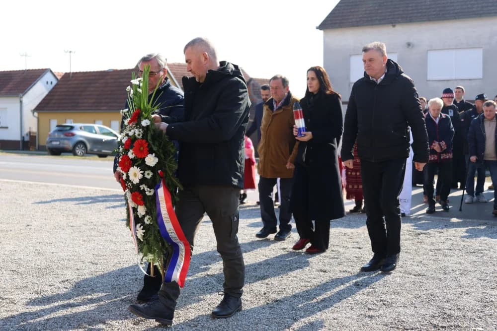 Svečanost obilježavanja Dana općine Sibinj: Položeni vijenci, zapaljene svijeće kod spomen obilježja i služeno misno slavlje