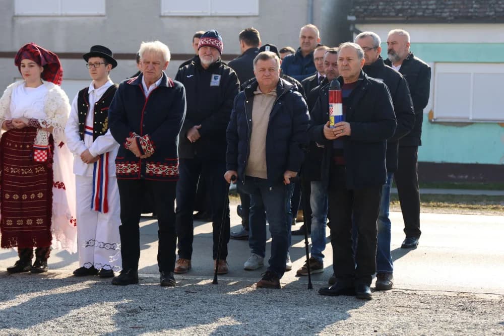 Svečanost obilježavanja Dana općine Sibinj: Položeni vijenci, zapaljene svijeće kod spomen obilježja i služeno misno slavlje