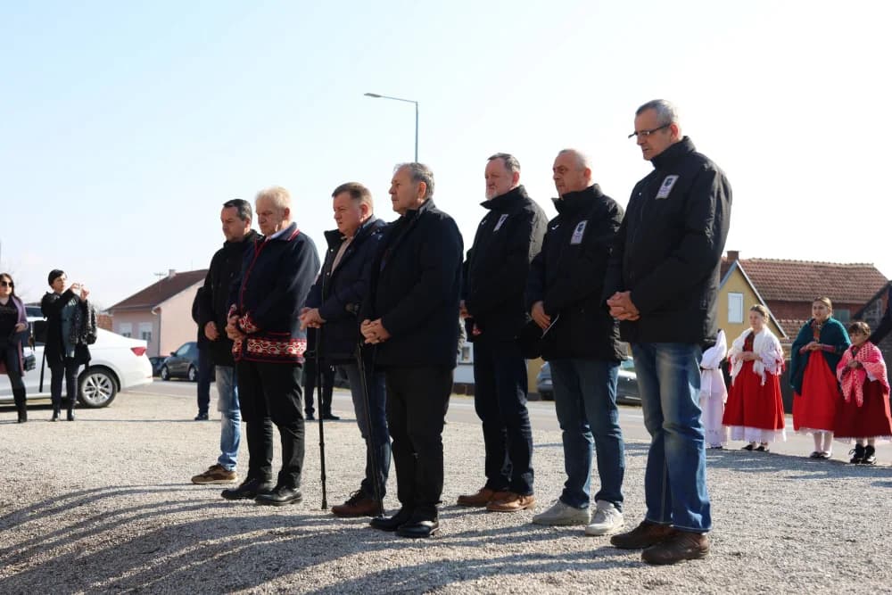 Svečanost obilježavanja Dana općine Sibinj: Položeni vijenci, zapaljene svijeće kod spomen obilježja i služeno misno slavlje
