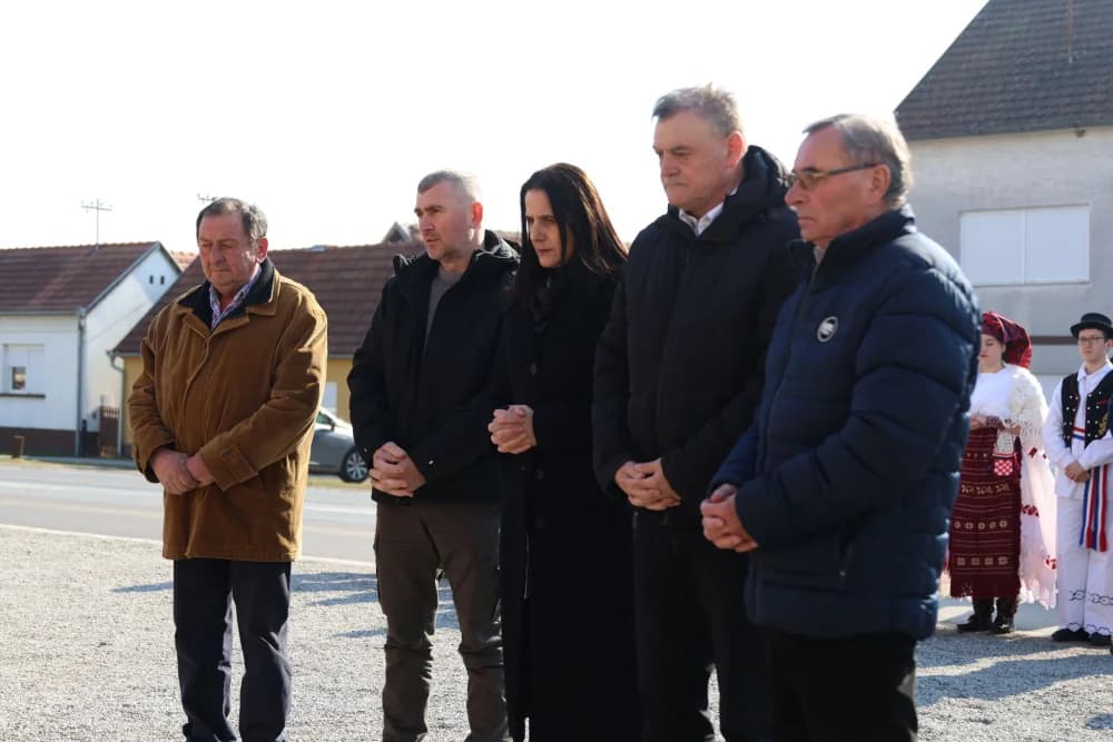 Svečanost obilježavanja Dana općine Sibinj: Položeni vijenci, zapaljene svijeće kod spomen obilježja i služeno misno slavlje