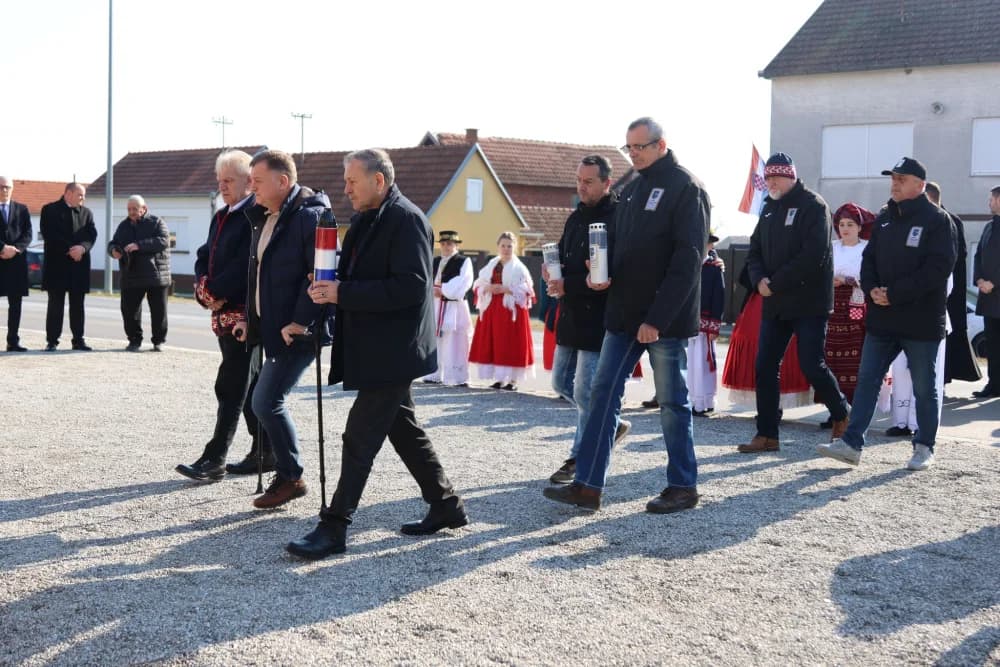 Svečanost obilježavanja Dana općine Sibinj: Položeni vijenci, zapaljene svijeće kod spomen obilježja i služeno misno slavlje