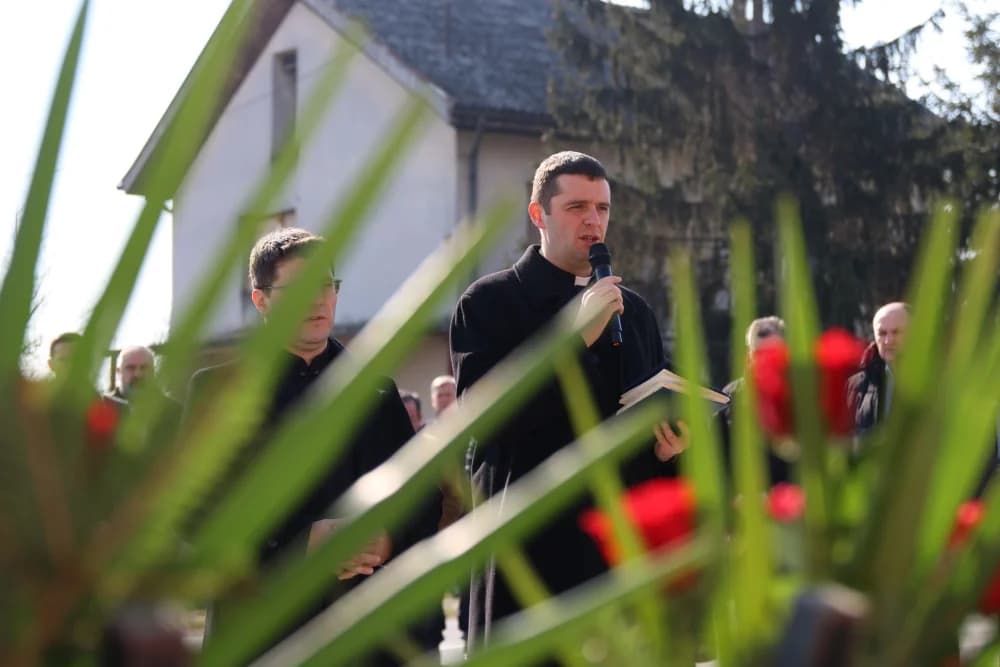 Svečanost obilježavanja Dana općine Sibinj: Položeni vijenci, zapaljene svijeće kod spomen obilježja i služeno misno slavlje