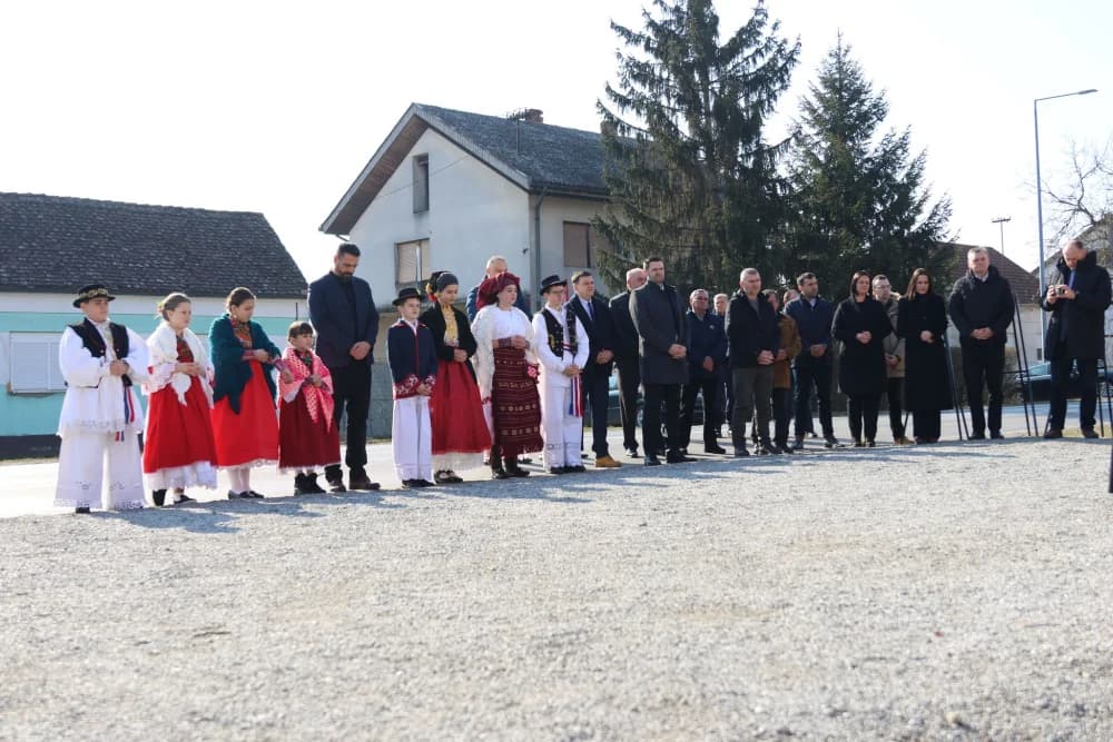 Svečanost obilježavanja Dana općine Sibinj: Položeni vijenci, zapaljene svijeće kod spomen obilježja i služeno misno slavlje