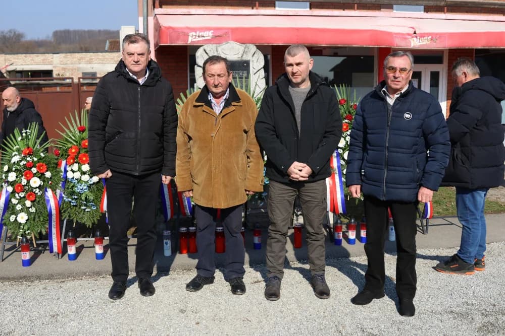Svečanost obilježavanja Dana općine Sibinj: Položeni vijenci, zapaljene svijeće kod spomen obilježja i služeno misno slavlje