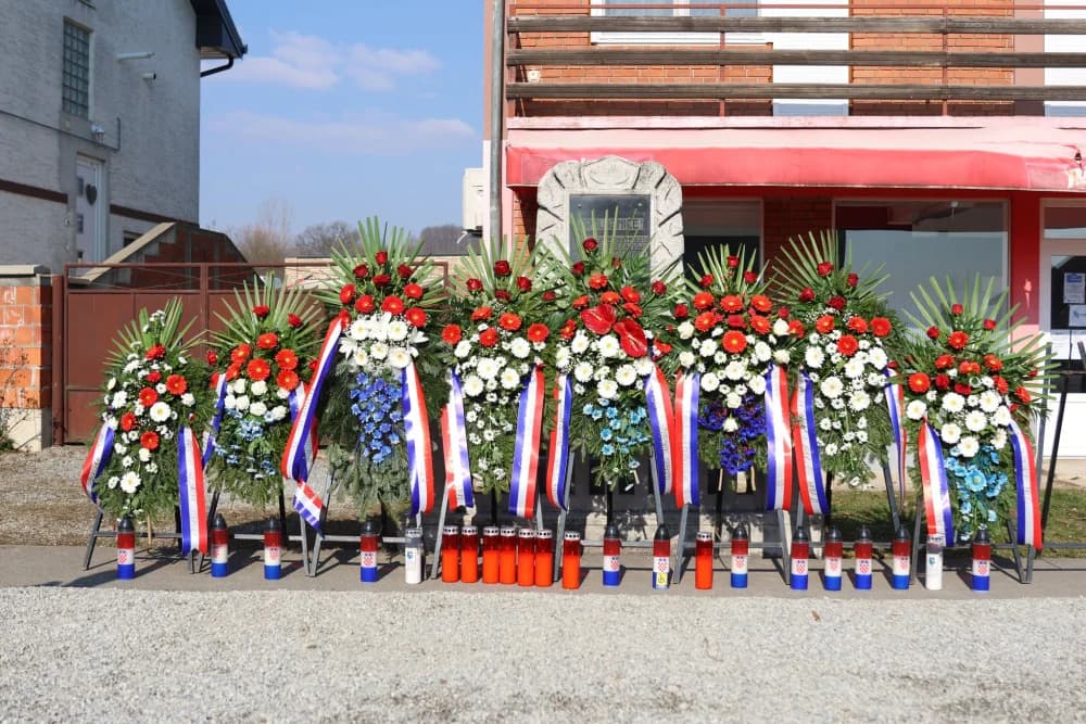 Svečanost obilježavanja Dana općine Sibinj: Položeni vijenci, zapaljene svijeće kod spomen obilježja i služeno misno slavlje