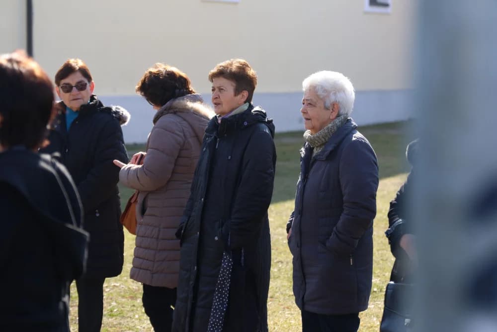 Svečanost obilježavanja Dana općine Sibinj: Položeni vijenci, zapaljene svijeće kod spomen obilježja i služeno misno slavlje