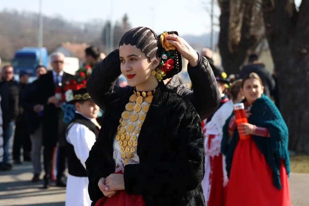 Svečanost obilježavanja Dana općine Sibinj: Položeni vijenci, zapaljene svijeće kod spomen obilježja i služeno misno slavlje