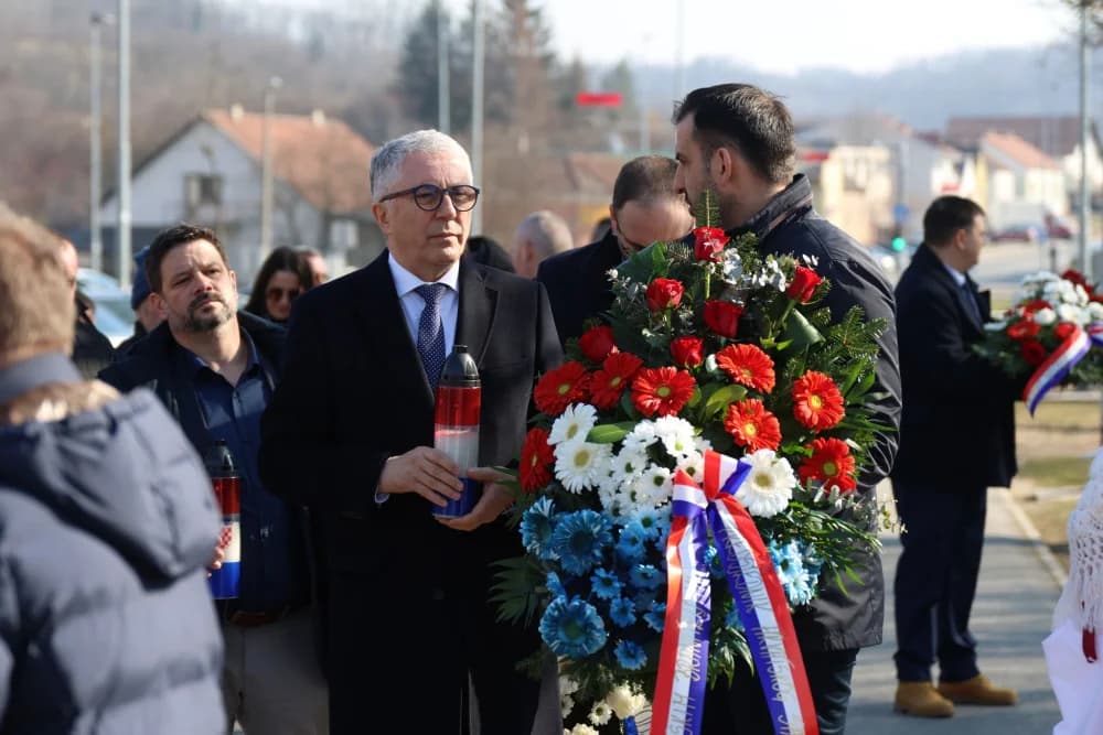 Svečanost obilježavanja Dana općine Sibinj: Položeni vijenci, zapaljene svijeće kod spomen obilježja i služeno misno slavlje
