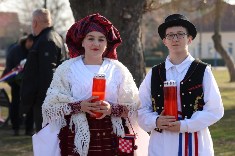 Svečanost obilježavanja Dana općine Sibinj: Položeni vijenci, zapaljene svijeće kod spomen obilježja i služeno misno slavlje
