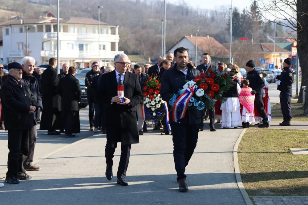 Svečanost obilježavanja Dana općine Sibinj: Položeni vijenci, zapaljene svijeće kod spomen obilježja i služeno misno slavlje