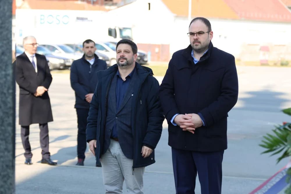 Svečanost obilježavanja Dana općine Sibinj: Položeni vijenci, zapaljene svijeće kod spomen obilježja i služeno misno slavlje