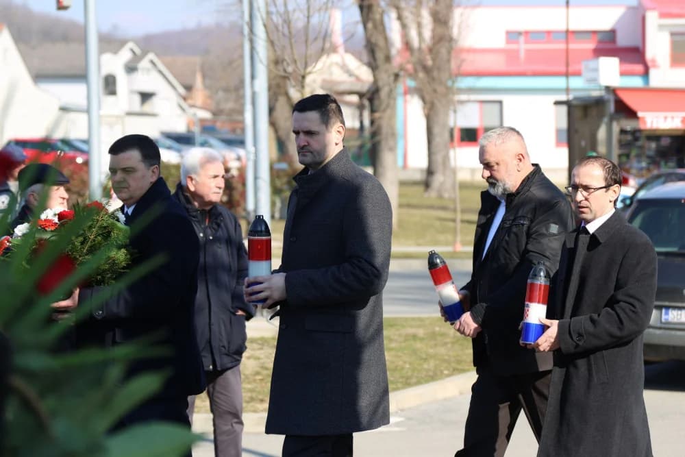 Svečanost obilježavanja Dana općine Sibinj: Položeni vijenci, zapaljene svijeće kod spomen obilježja i služeno misno slavlje