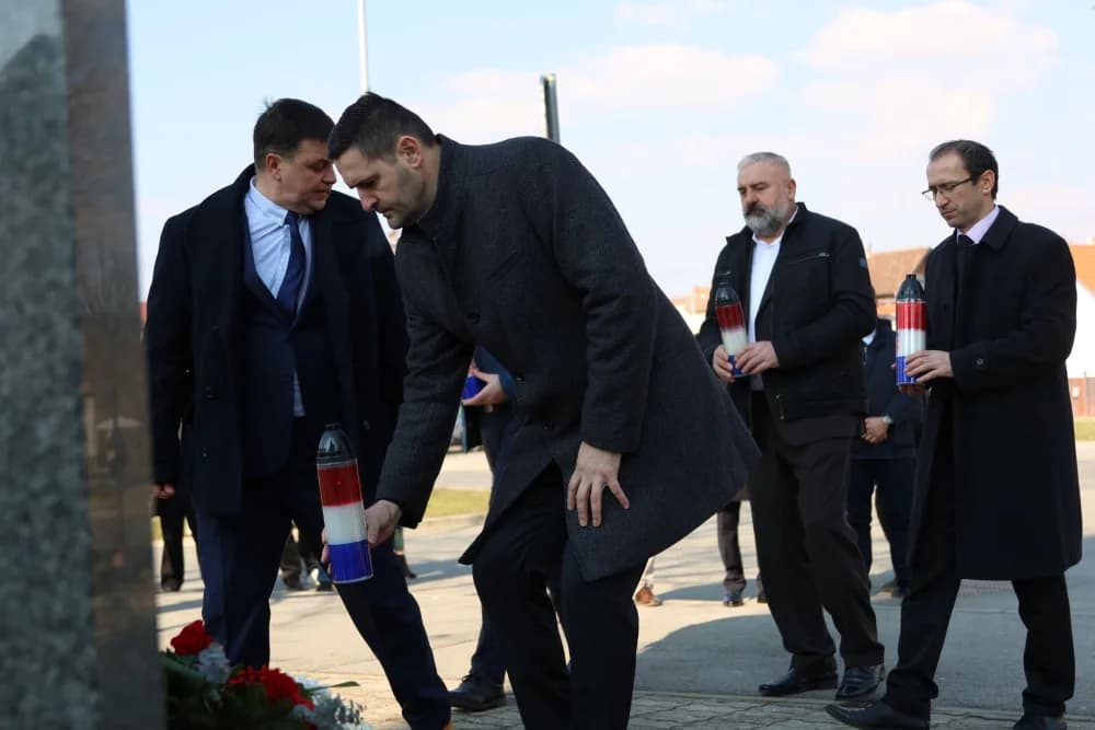 Svečanost obilježavanja Dana općine Sibinj: Položeni vijenci, zapaljene svijeće kod spomen obilježja i služeno misno slavlje