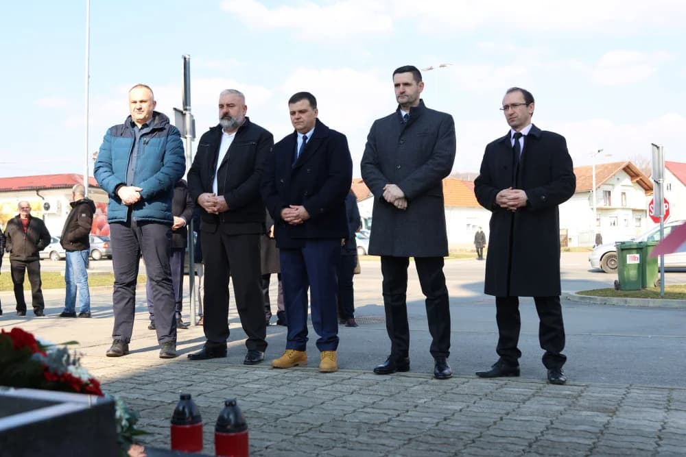 Svečanost obilježavanja Dana općine Sibinj: Položeni vijenci, zapaljene svijeće kod spomen obilježja i služeno misno slavlje