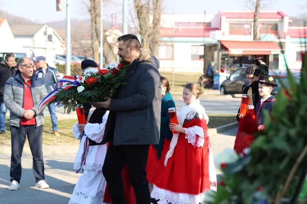 Svečanost obilježavanja Dana općine Sibinj: Položeni vijenci, zapaljene svijeće kod spomen obilježja i služeno misno slavlje
