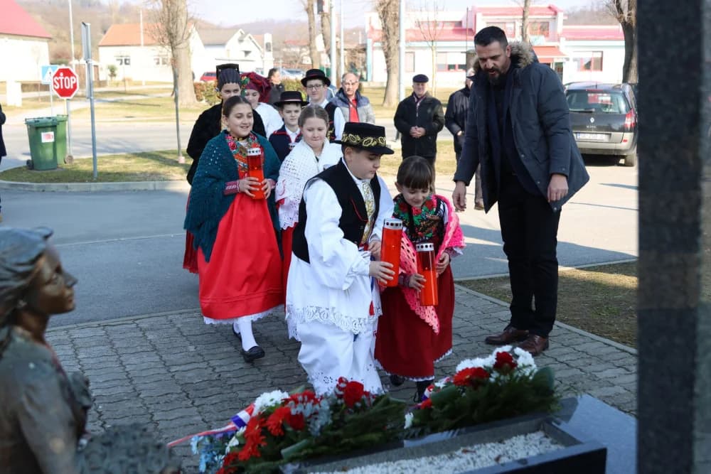 Svečanost obilježavanja Dana općine Sibinj: Položeni vijenci, zapaljene svijeće kod spomen obilježja i služeno misno slavlje