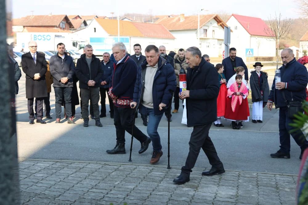 Svečanost obilježavanja Dana općine Sibinj: Položeni vijenci, zapaljene svijeće kod spomen obilježja i služeno misno slavlje