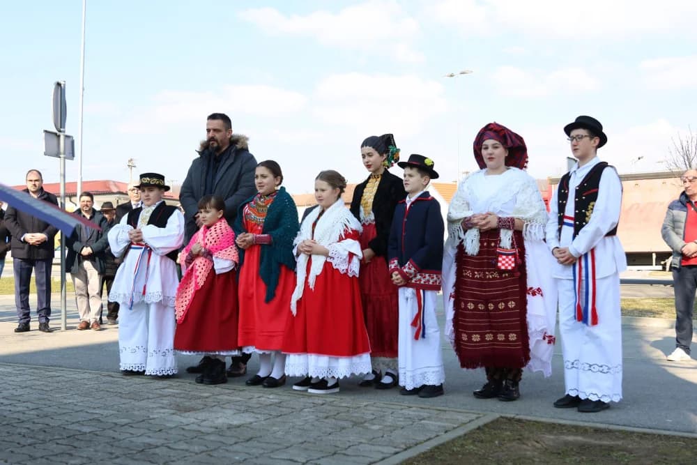 Svečanost obilježavanja Dana općine Sibinj: Položeni vijenci, zapaljene svijeće kod spomen obilježja i služeno misno slavlje
