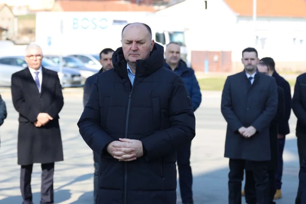 Svečanost obilježavanja Dana općine Sibinj: Položeni vijenci, zapaljene svijeće kod spomen obilježja i služeno misno slavlje