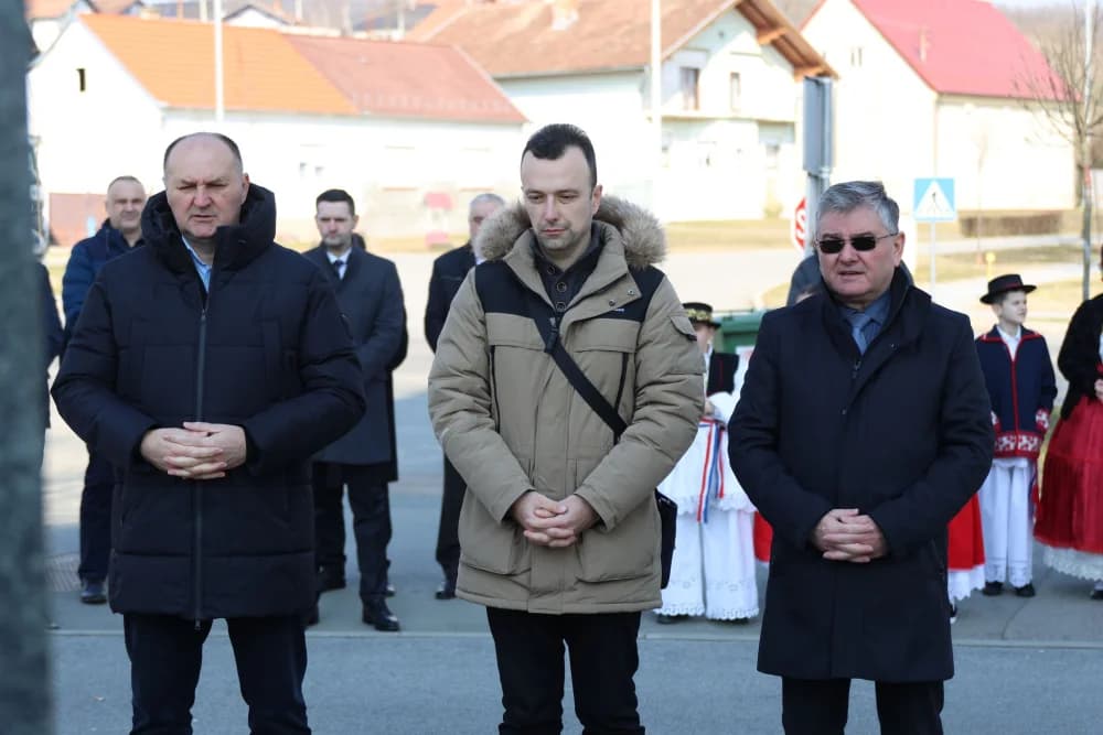 Svečanost obilježavanja Dana općine Sibinj: Položeni vijenci, zapaljene svijeće kod spomen obilježja i služeno misno slavlje