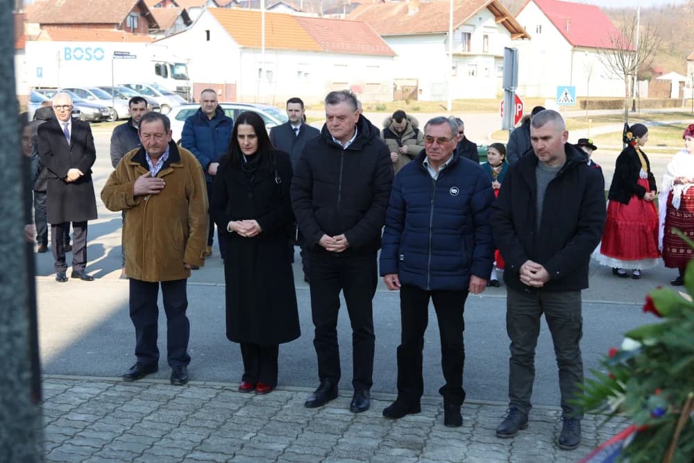 Svečanost obilježavanja Dana općine Sibinj: Položeni vijenci, zapaljene svijeće kod spomen obilježja i služeno misno slavlje