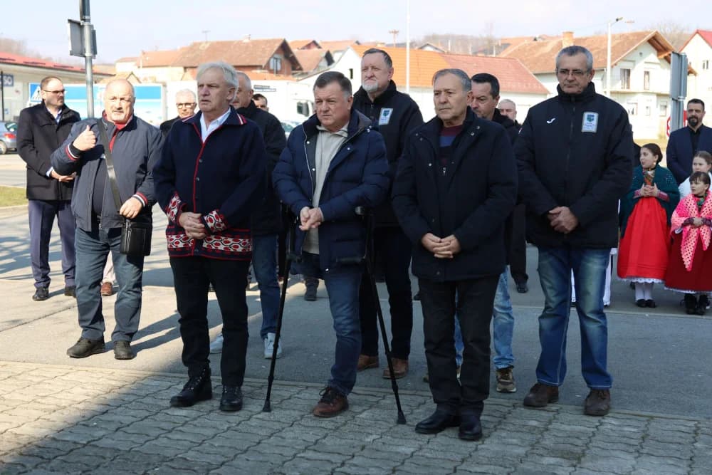 Svečanost obilježavanja Dana općine Sibinj: Položeni vijenci, zapaljene svijeće kod spomen obilježja i služeno misno slavlje