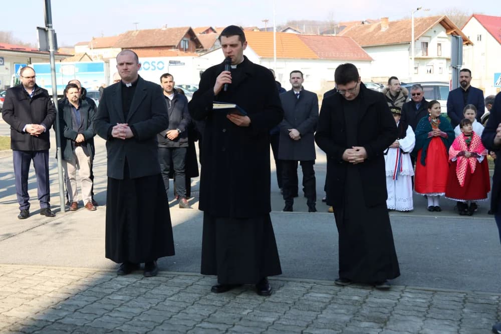 Svečanost obilježavanja Dana općine Sibinj: Položeni vijenci, zapaljene svijeće kod spomen obilježja i služeno misno slavlje