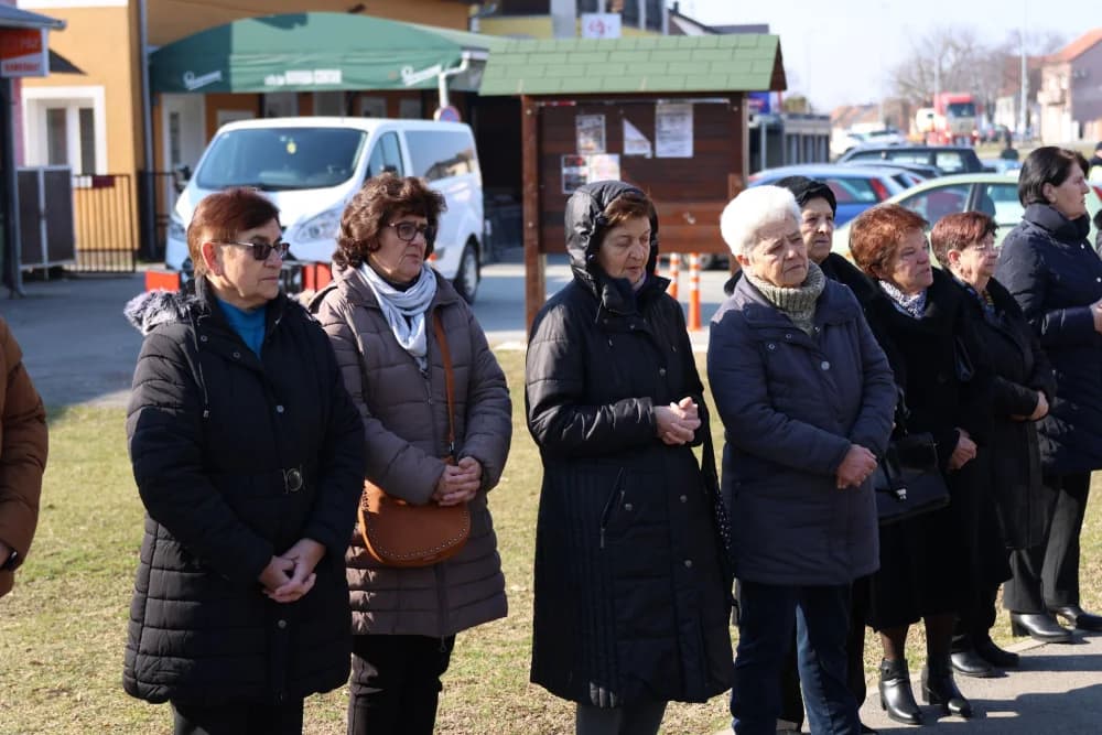 Svečanost obilježavanja Dana općine Sibinj: Položeni vijenci, zapaljene svijeće kod spomen obilježja i služeno misno slavlje