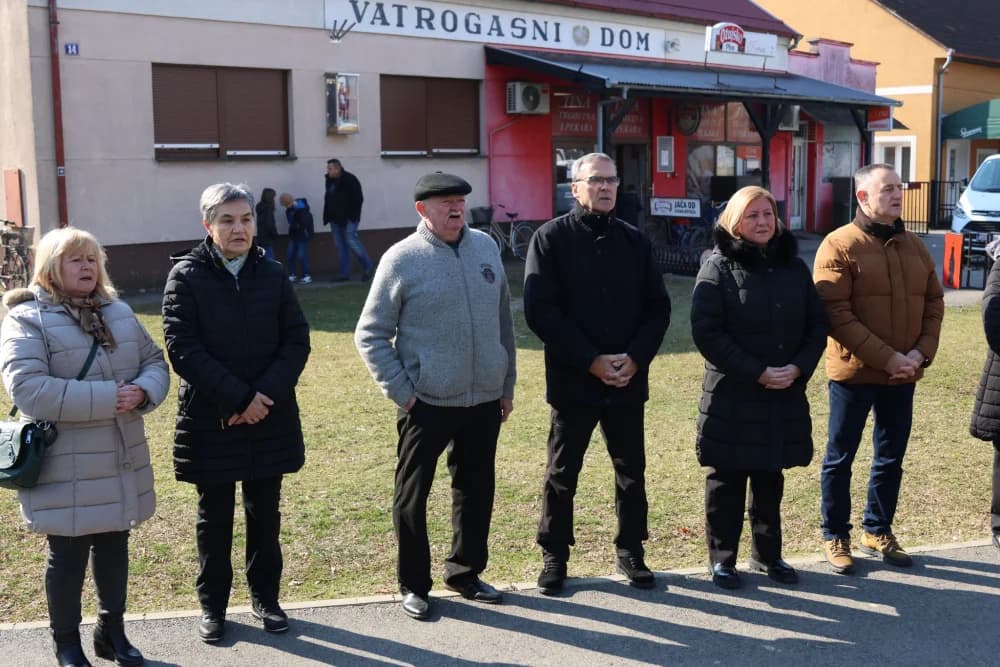 Svečanost obilježavanja Dana općine Sibinj: Položeni vijenci, zapaljene svijeće kod spomen obilježja i služeno misno slavlje