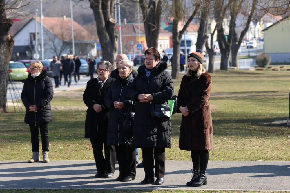 Svečanost obilježavanja Dana općine Sibinj: Položeni vijenci, zapaljene svijeće kod spomen obilježja i služeno misno slavlje