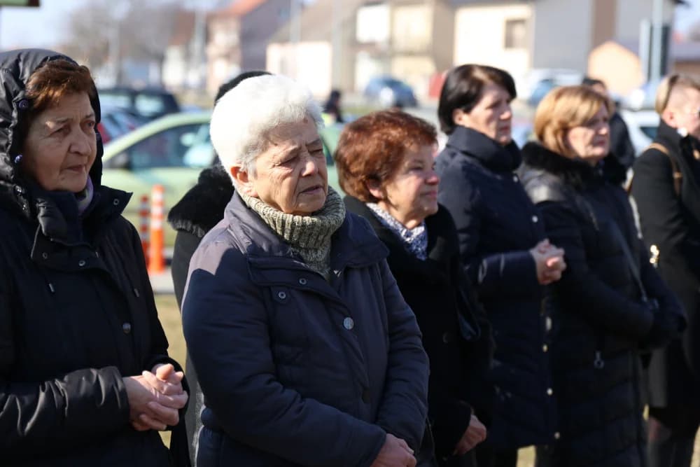 Svečanost obilježavanja Dana općine Sibinj: Položeni vijenci, zapaljene svijeće kod spomen obilježja i služeno misno slavlje