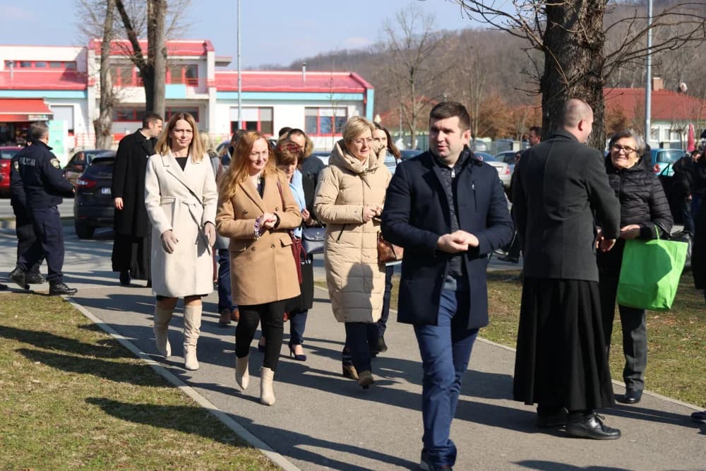 Svečanost obilježavanja Dana općine Sibinj: Položeni vijenci, zapaljene svijeće kod spomen obilježja i služeno misno slavlje